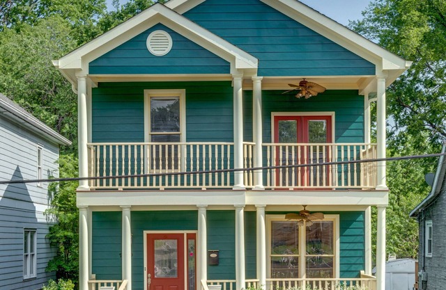 Downtown stay one mile from Broadway!