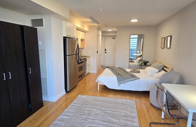 Downtown Toronto Condo | WiFi, Gym & Pool – Steps to Subway & Eaton Centre
