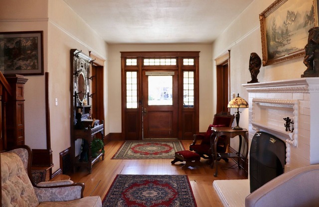 Downtown Victorian Home, Large Group Space, 5BR, 7 Parking Spots, Pet Friendly!