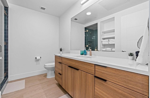 Downtown views! Amazing pool/gym/hottub Luxury apt