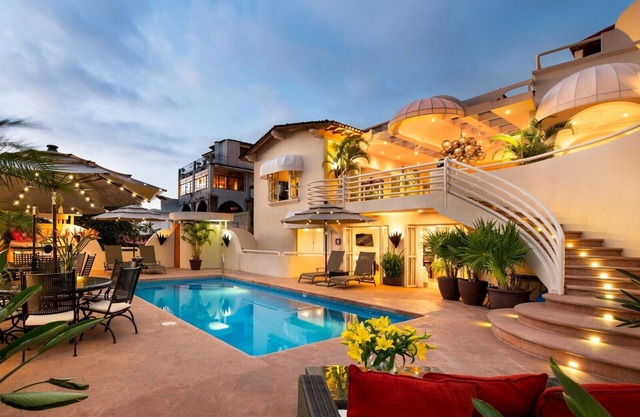 DOWTOWN VILLA INCREDIBLE VIEWS WITH FULL STAFF