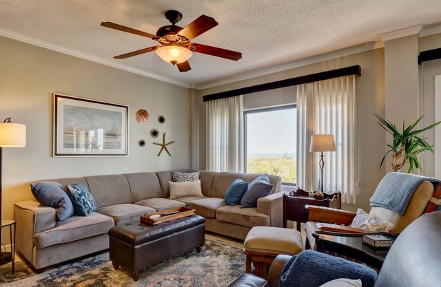 DR 1110 - Wonderful first floor spacious oceanfront condo near the pool