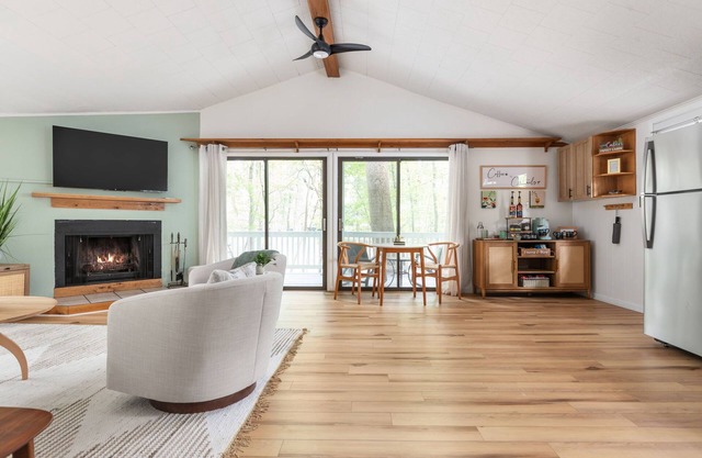 Dragonfly Cottage - Chic, Upscale, Cozy Retreat in The Woods Resort