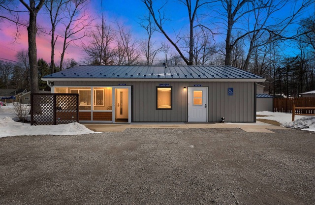 Dragonfly Lodge of Higgins Lake: Escape to the Woods & Enjoy Fall's Beauty!