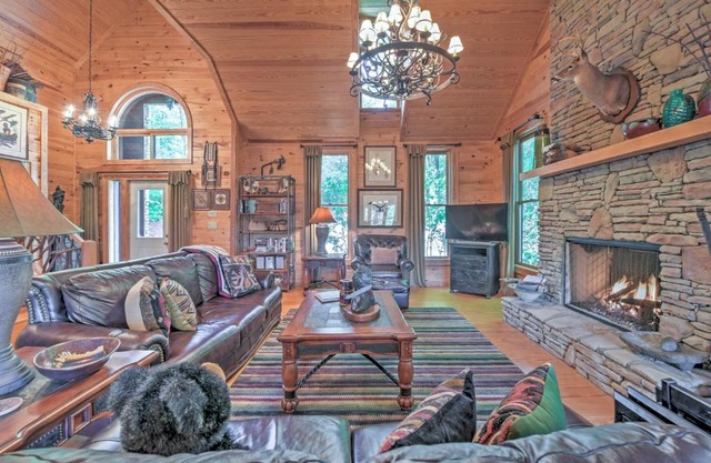 Dream Catcher Luxe Cabin with Large Deck and Mtn View