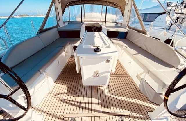 Dream holiday on a luxurious sailing yacht