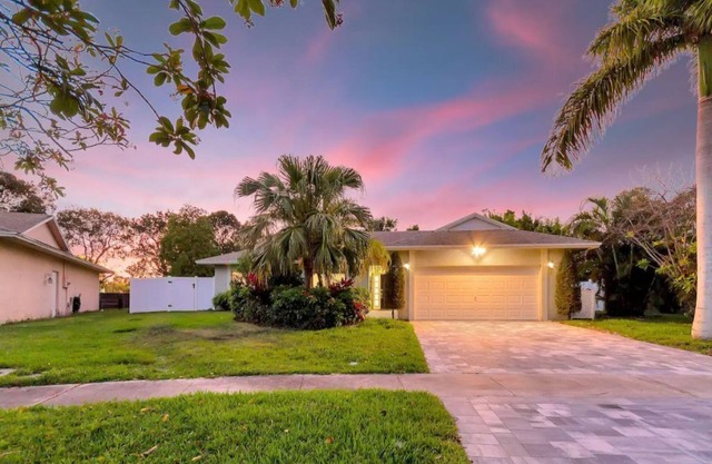 Dream House w/Huge Private Yard/Pool/Spa Game Rm