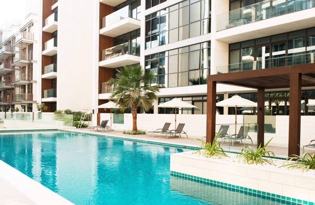 Dream Inn - Elegant Four-Bedroom Apartment with balcony