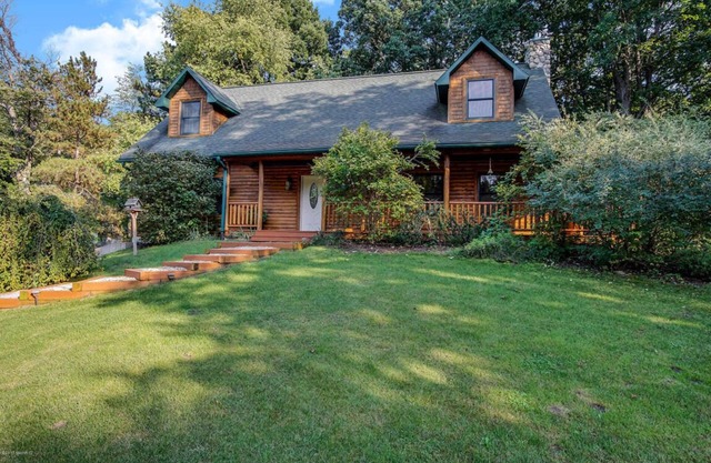 Dream Vacation Home on 2 acres w/hot tub - Close to beaches & wineries