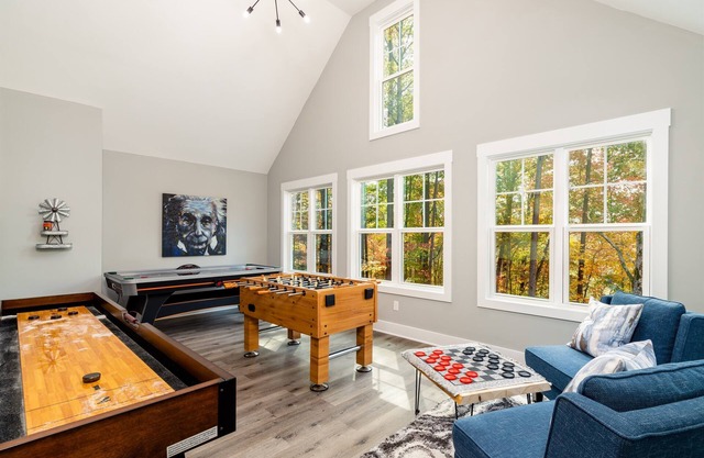 Dream Vacation @ Red Skies- Hot Tub, Fire Pit, Game Room, Firepit,