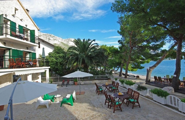 DREAMING SITUATION! Only 20 m to the beach. Family-friendly, WLAN free of charge, parking lot!