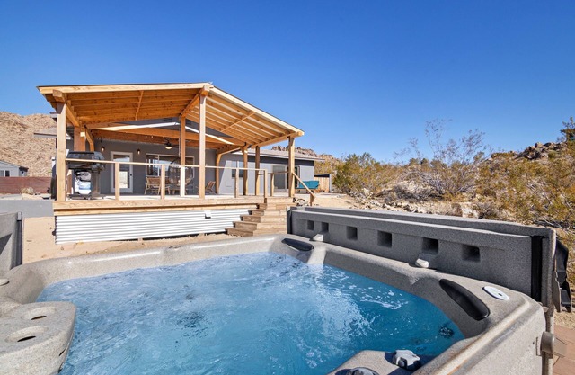 Dreamspace - Hot Tub, Fire Pit, 5 Min. To Park 2 Bedroom Home by RedAwning