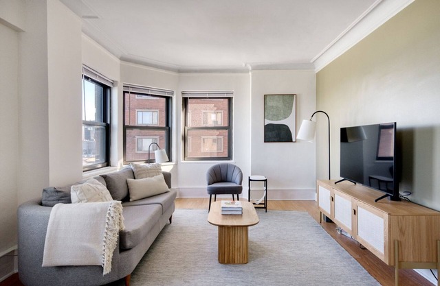 Dreamy Gold Coast 1BR w/Doorman & Gym, 2 blocks to L, by Blueground
