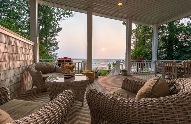 Dreamy Lakefront Home - Weque South