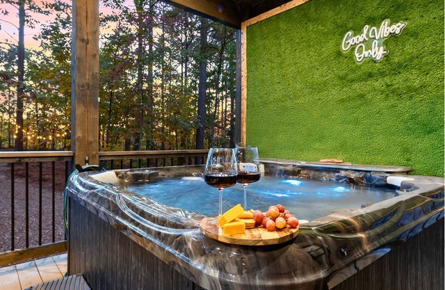 Dreamy outdoor, Pickleball, Hot Tub, Movie Nights.