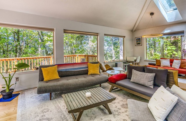 Dreamy quiet escape near downtown with wraparound deck, fast WiFi & W/D