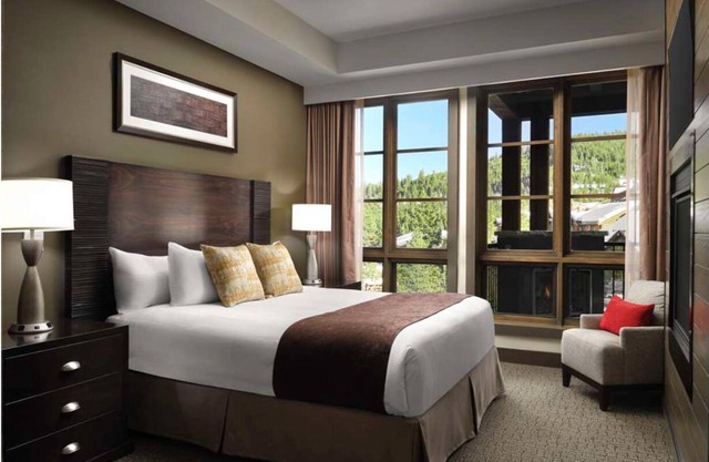 Dreamy snow retreat sleeps 8 at Northstar Lodge. Ski in and out on Home Run!