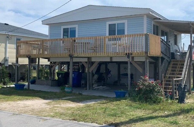 Drunken Parrot - Sleeps 4, steps away from beach access in North Topsail Beach!