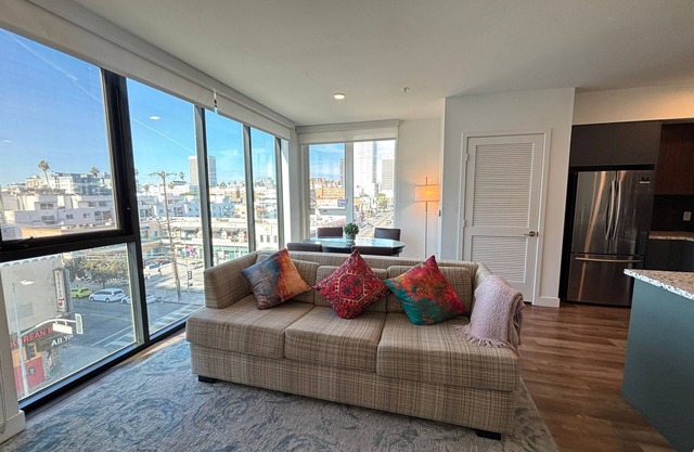 DTLA 1BR Deluxe near K-Town & Staples – Rooftop, Gym, WiFi