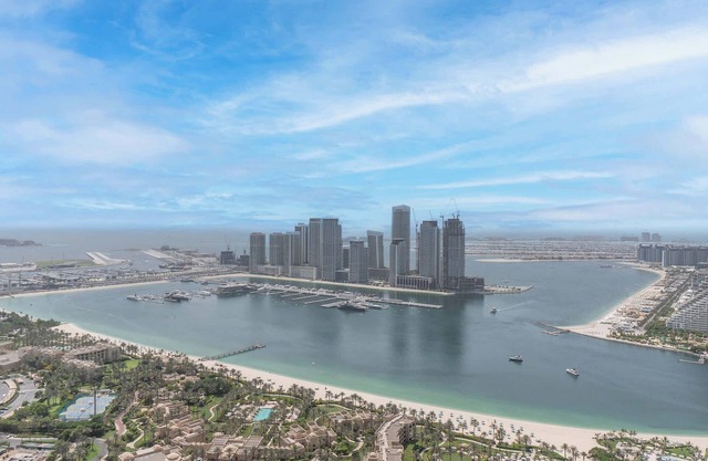 Dubai Media City sleeps 2 with Amazing Sea Views!