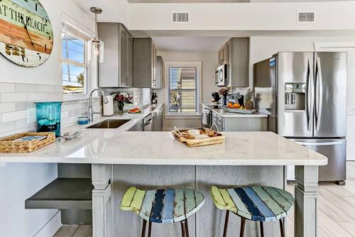 Dukes Beach House - Oceanfront - Huge Deck - Breathtaking Views