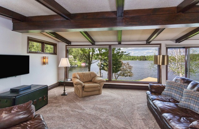DULUTH LAKE HOME GREAT FAMILY GATHERING ON BEAUTIFUL LAKE INCLUDING A DOCK.