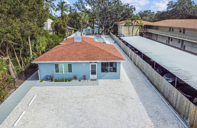 Dunedin Bungalow on Pinellas Trail w/Heated Pool