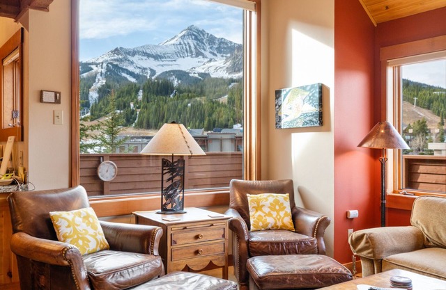Dunn's Den Ski-in/Ski-out Arrowhead Chalet Easy walk to Big Sky Resort!