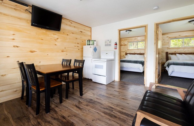 Duplex 2 Queen Bedroom Full Bath Full Kitchen 10 Minutes from West Glacier Park!