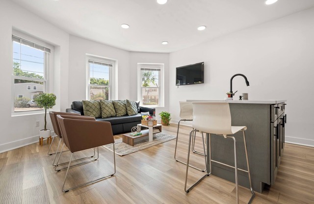 Duplex 3BR Sleeps 10/Parking+Laundry Near NYC