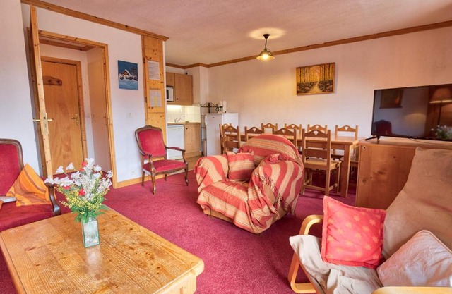Duplex 4 chambres avec piscine et parking au centre du village - 10 pers - FR-1-505-122