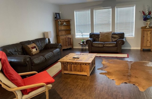 Duplex type 3 story Townhouse-3 mins to downtown!