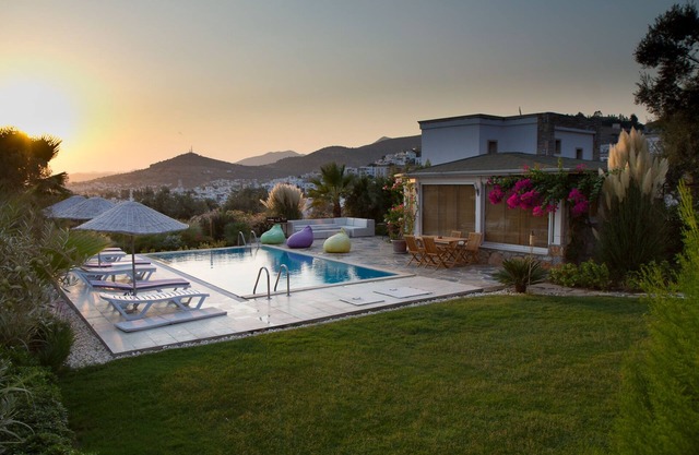 Duplex vacation apartment with pool overlooking Bodrum, Bodrum castle and sea