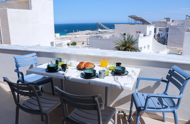 Duplex with terrace overlooking the sea and city, Waterfront