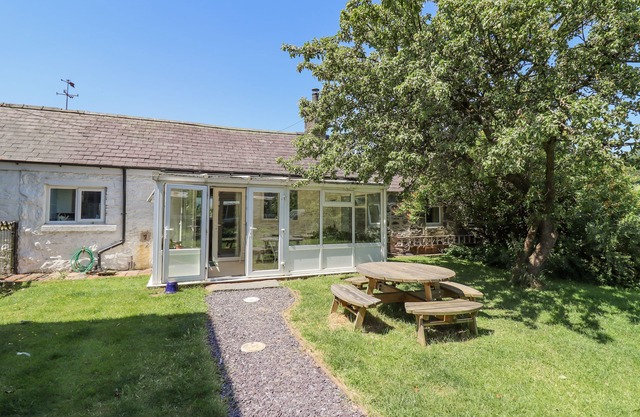 DYFFRYN BACH, pet friendly, with open fire in Corwen