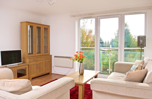 E1PB Jacuzzi Bath - Double Bed, 8 min from Airport