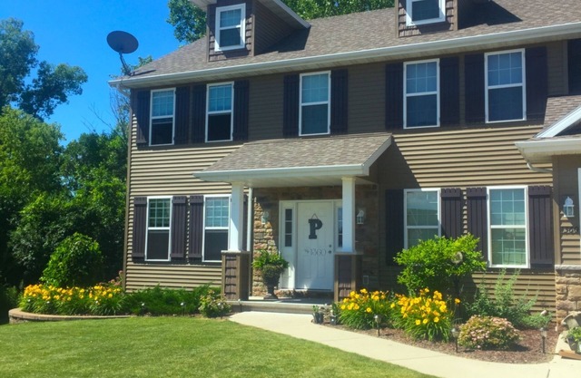 EAA Airventure Home Available w/vehicle available. About 13 mins to EAA grounds.