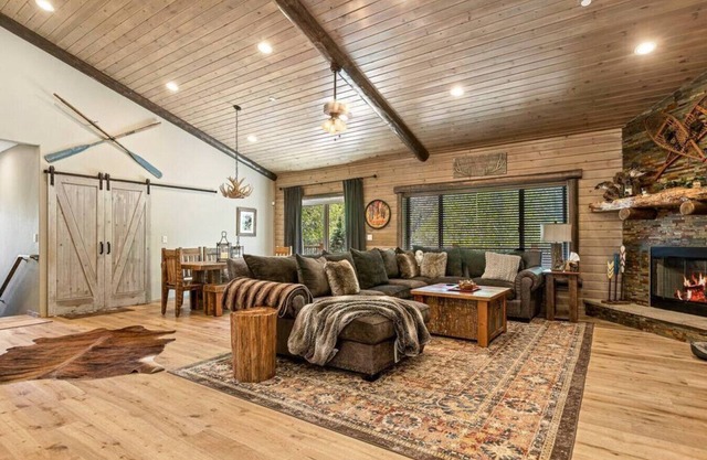 Eagle Creek Lodge w/Spa + Games + Creek