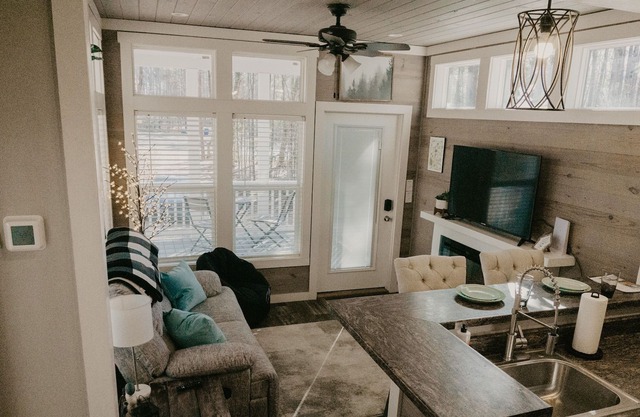 Eagle Nest Tiny Home w/Hot tub, fire pit