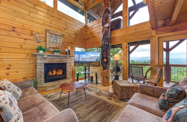 Eagle's View Lodge is a luxurious 4 bedroom cabin located in Starr Crest Resort