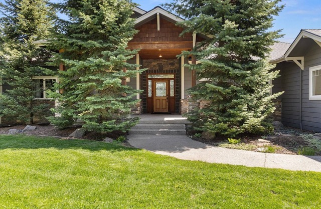 Eagle View Retreat - Luxury Hilltop Home with Hot Tub, Lake Views, Deck, BBQ, 15 Minutes to Downtown