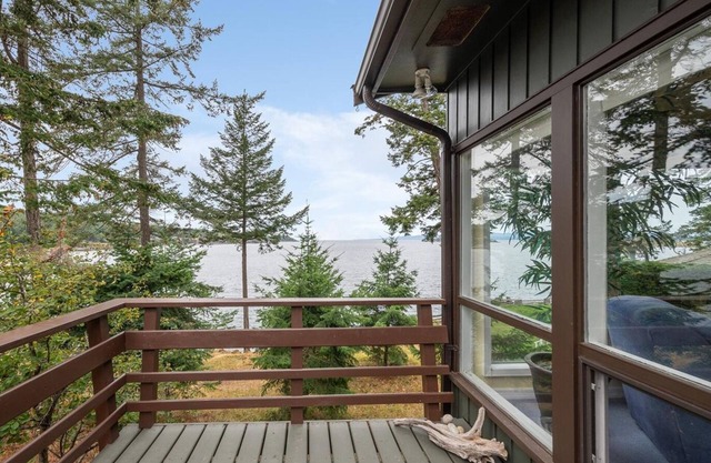 Eagles Perch Retreat' Oceanfront home in beautiful Nanoose Bay. Relax and play!
