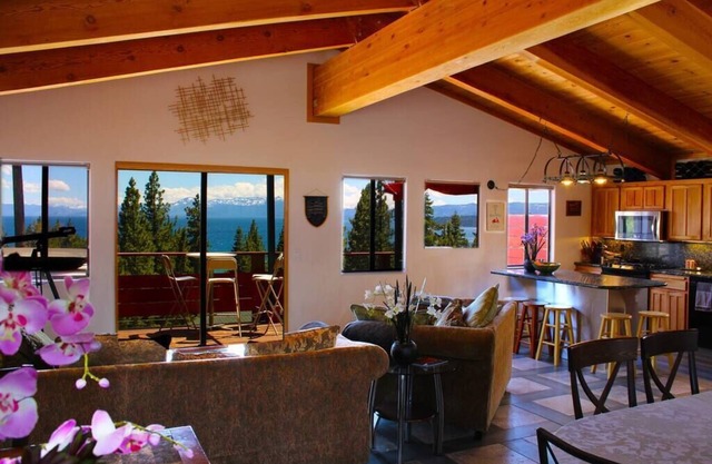 Eagles Tahoe Chalet Panoramic Lake Views & HotTub
