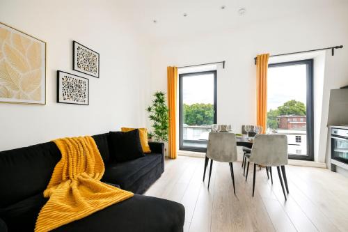 Ealing Broadway Apartment- Near Tube Station -WIFI- Netflix