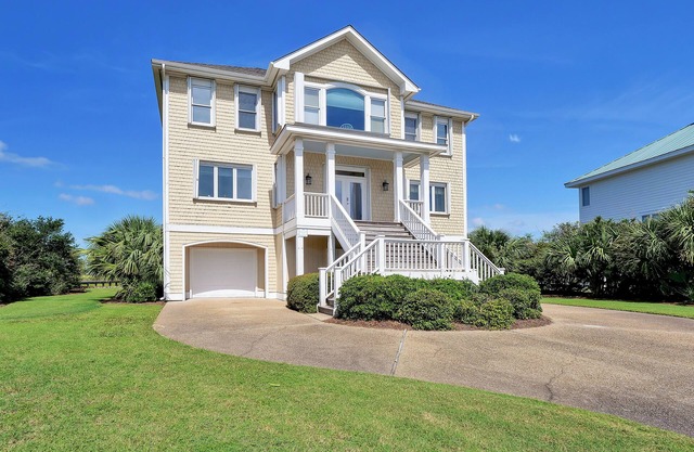 Early Busby - Contemporary Single Family Home on the Sound with Jacuzzi tub