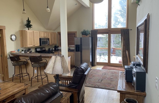 Early Ski ONLY 350 night 2 BR 2 BA, Hot Tub, Deck, 1/2 Mi Town, parking!