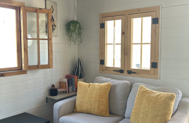 East Cabin Hidden Off-Grid Getaway in Ontario