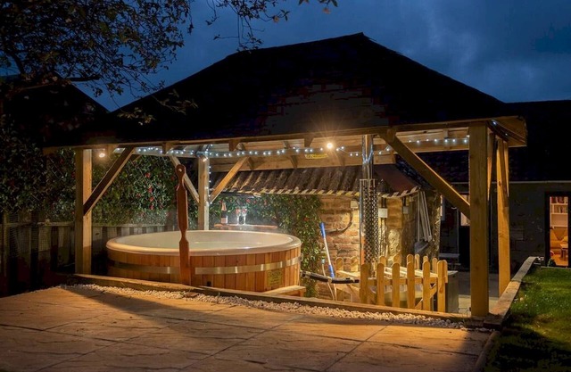 East Cottage | Wood Burning Hot Tub | Garden