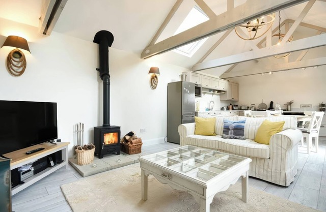 EAST FARM CROFT, pet friendly, character holiday cottage in Embleton
