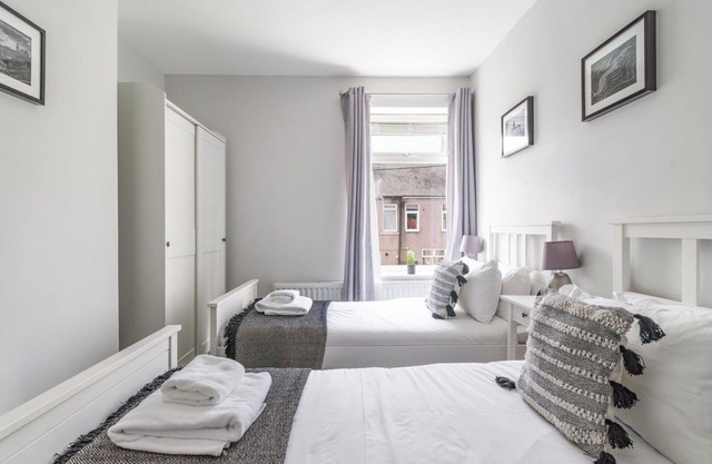 East House-sleeps 5-pet Friendly-garden - Parking